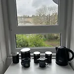 Bright Bedroom With King Side Bed And Shared Bathroom, Just A 15 Minute Walk From Haymarket Station