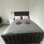 Bright Bedroom With King Side Bed And Shared Bathroom, Just A 15 Minute Walk From Haymarket Station