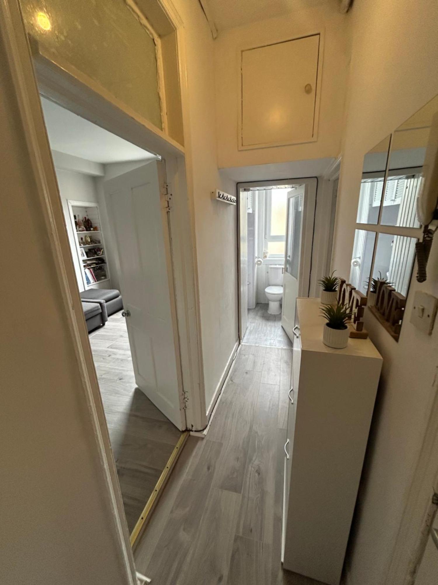 Bright Bedroom With King Side Bed And Shared Bathroom, Just A 15 Minute Walk From Haymarket Station