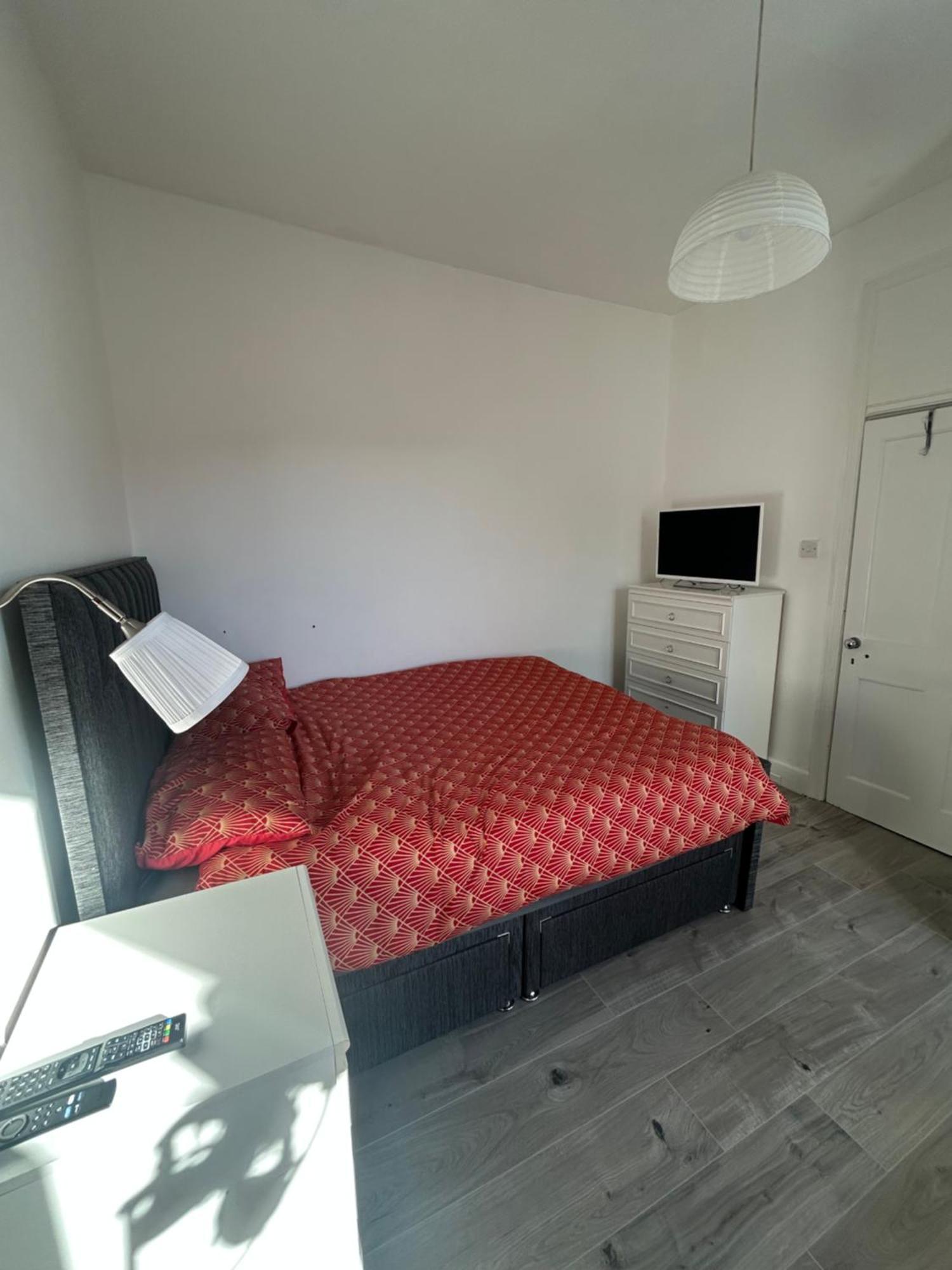 Bright Bedroom With King Side Bed And Shared Bathroom, Just A 15 Minute Walk From Haymarket Station *
