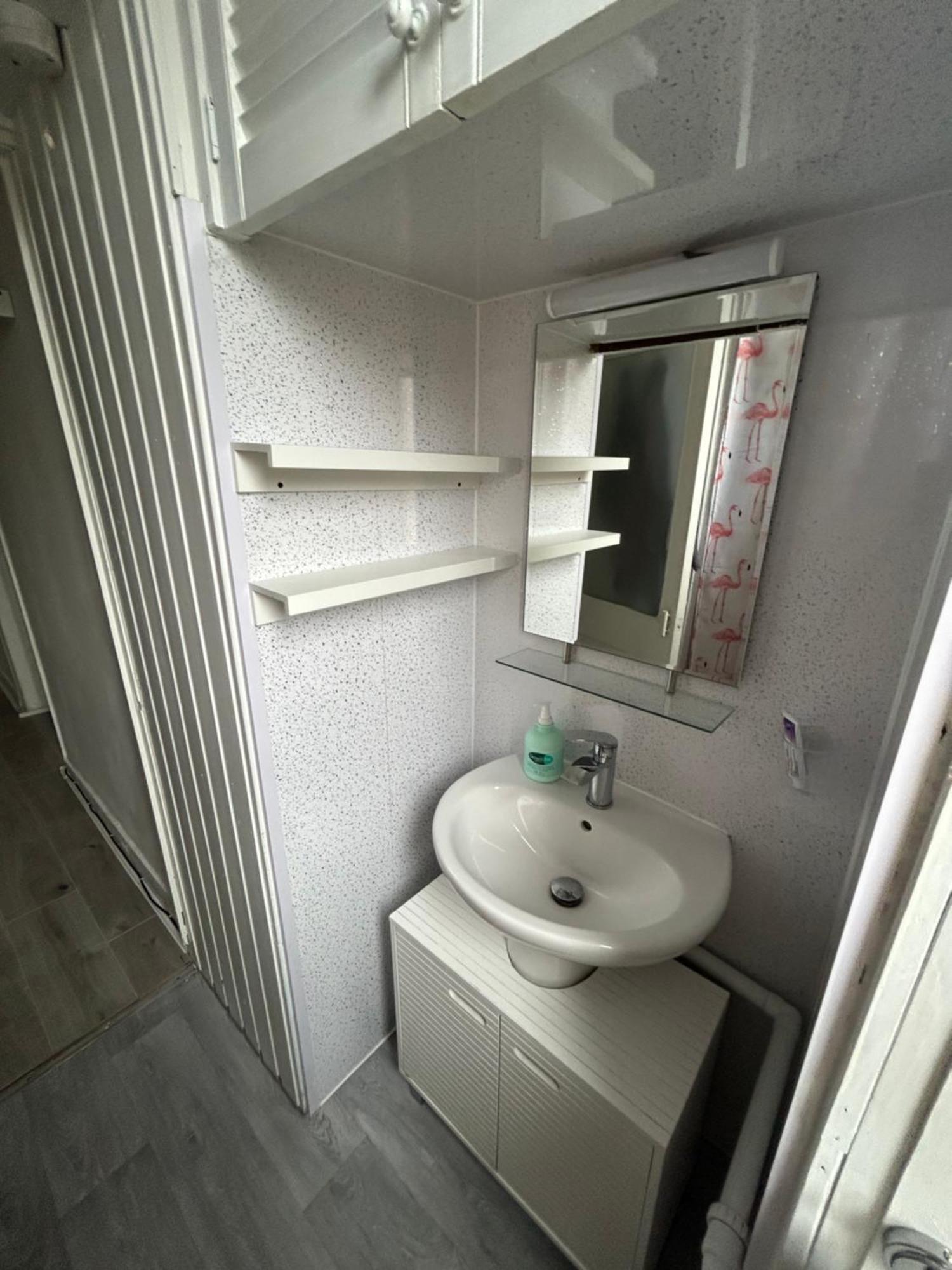Bright Bedroom With King Side Bed And Shared Bathroom, Just A 15 Minute Walk From Haymarket Station Apartment *