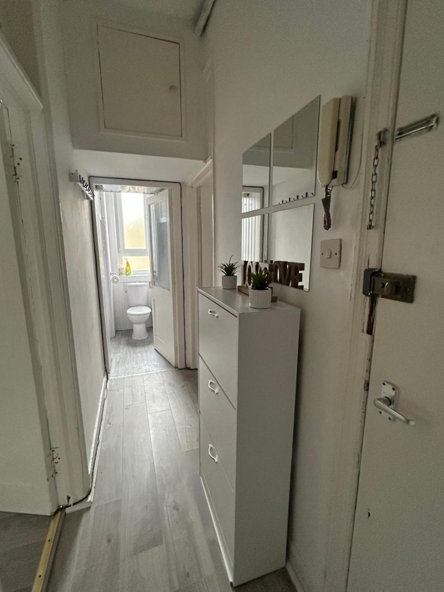Apartment Bright Bedroom With King Side Bed And Shared Bathroom, Just A 15 Minute Walk From Haymarket Station *