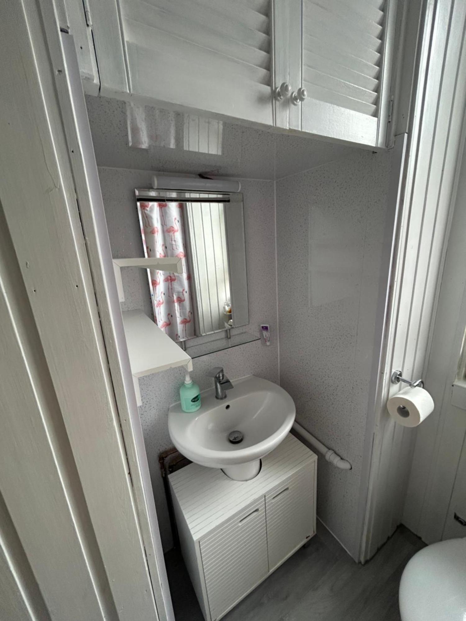 Apartment Bright Bedroom With King Side Bed And Shared Bathroom, Just A 15 Minute Walk From Haymarket Station Edinburgh