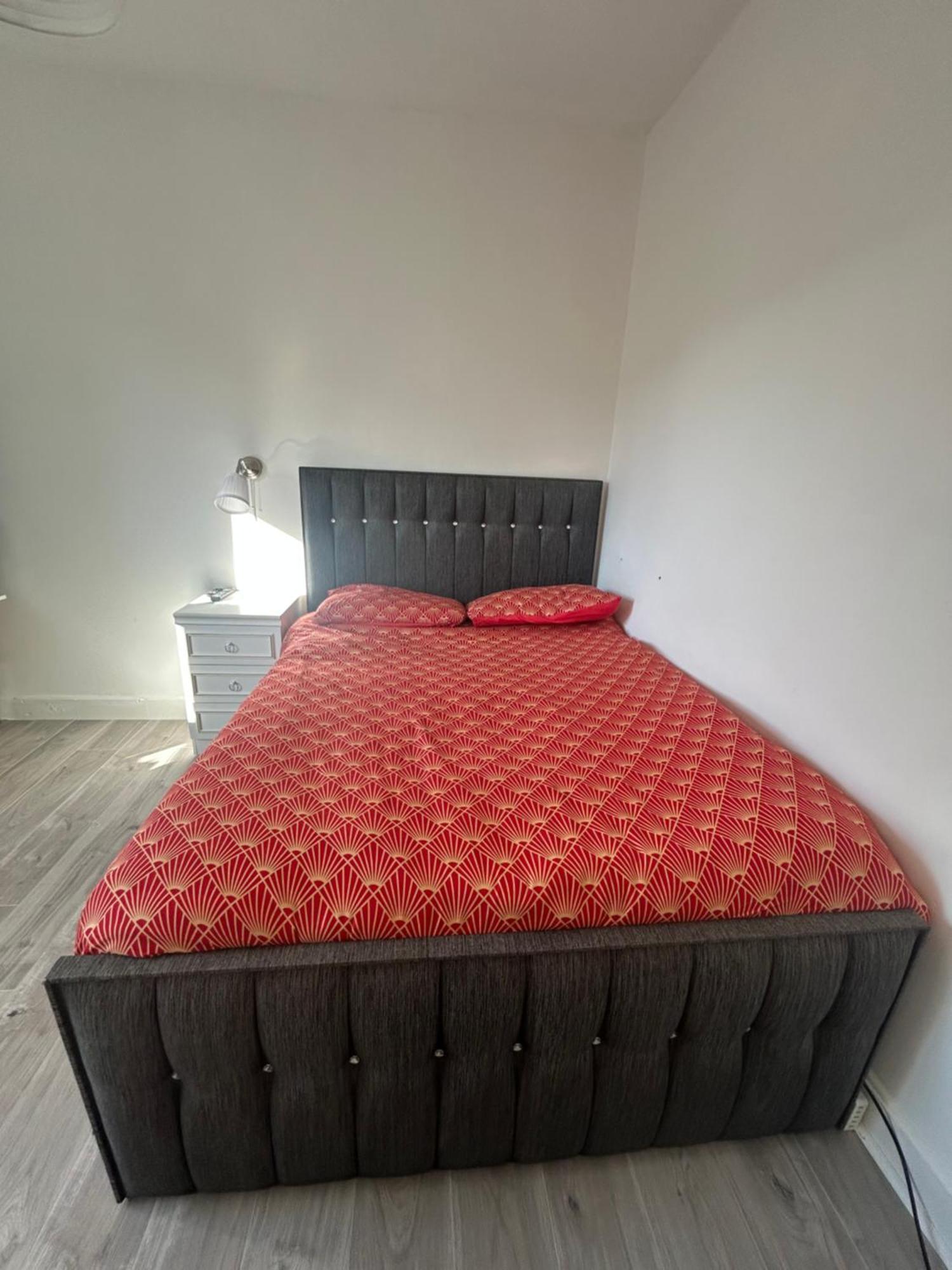 Bright Bedroom With King Side Bed And Shared Bathroom, Just A 15 Minute Walk From Haymarket Station *