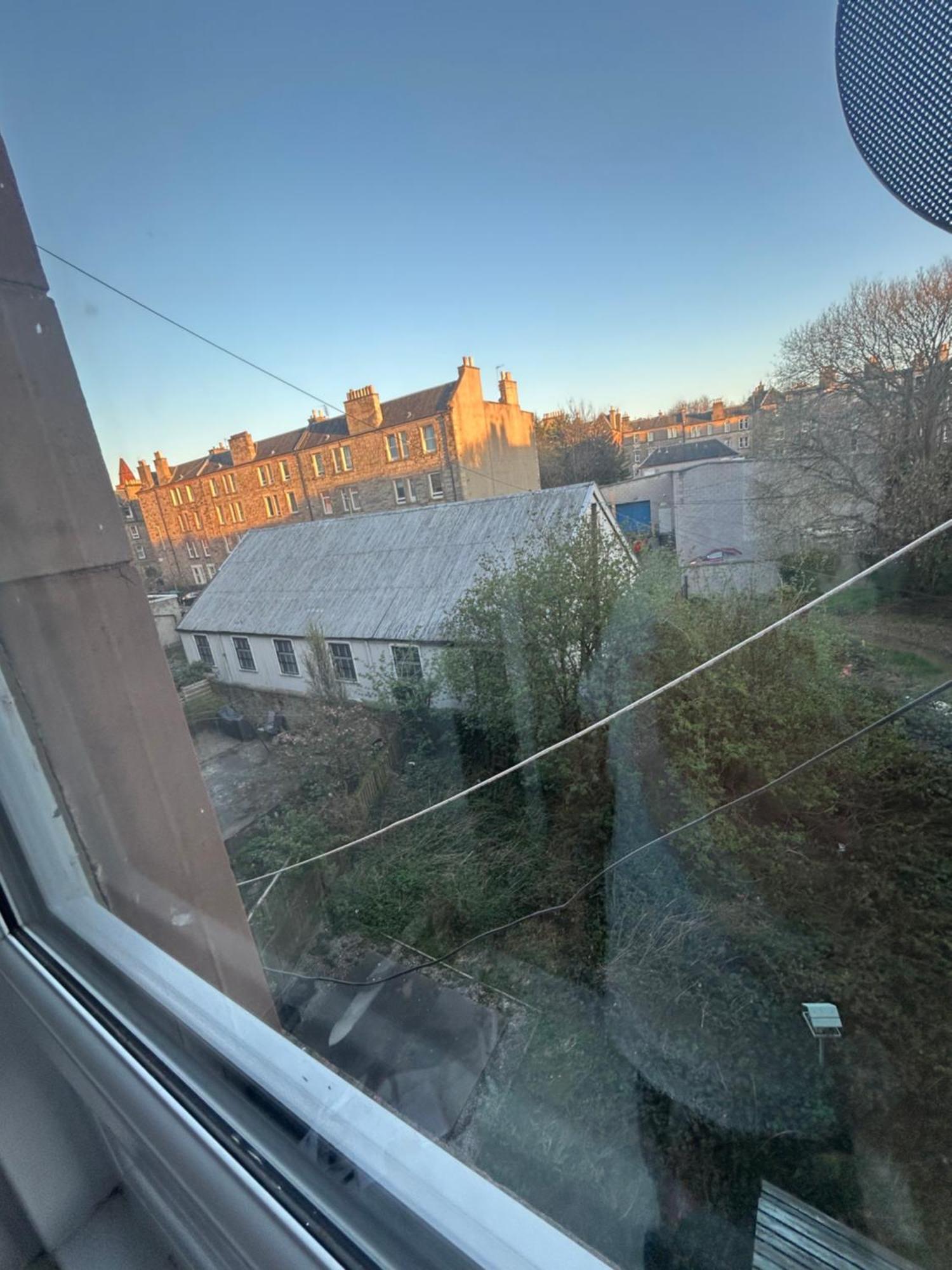 Bright Bedroom With King Side Bed And Shared Bathroom, Just A 15 Minute Walk From Haymarket Station Apartment