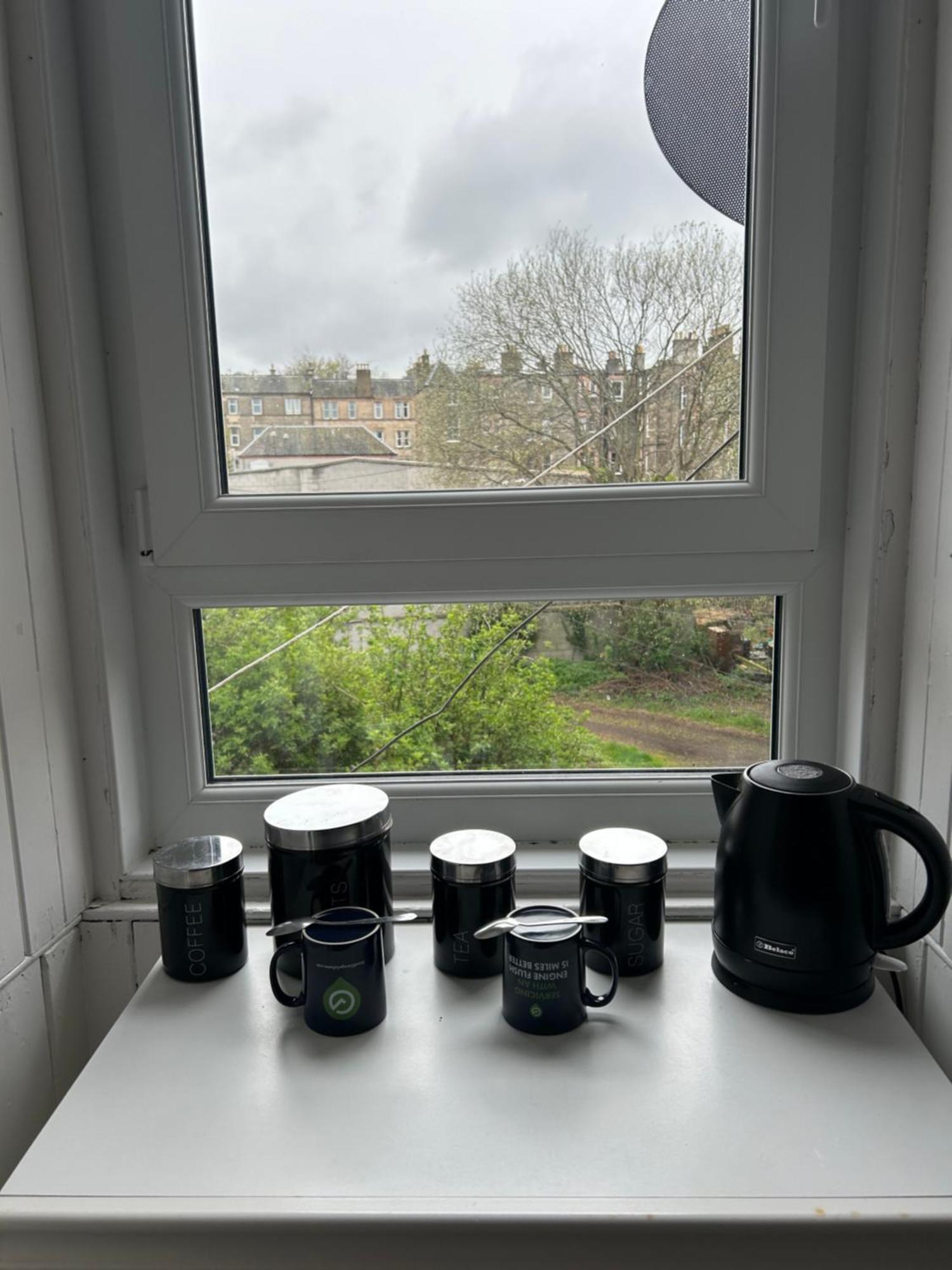 Bright Bedroom With King Side Bed And Shared Bathroom, Just A 15 Minute Walk From Haymarket Station Edinburgh