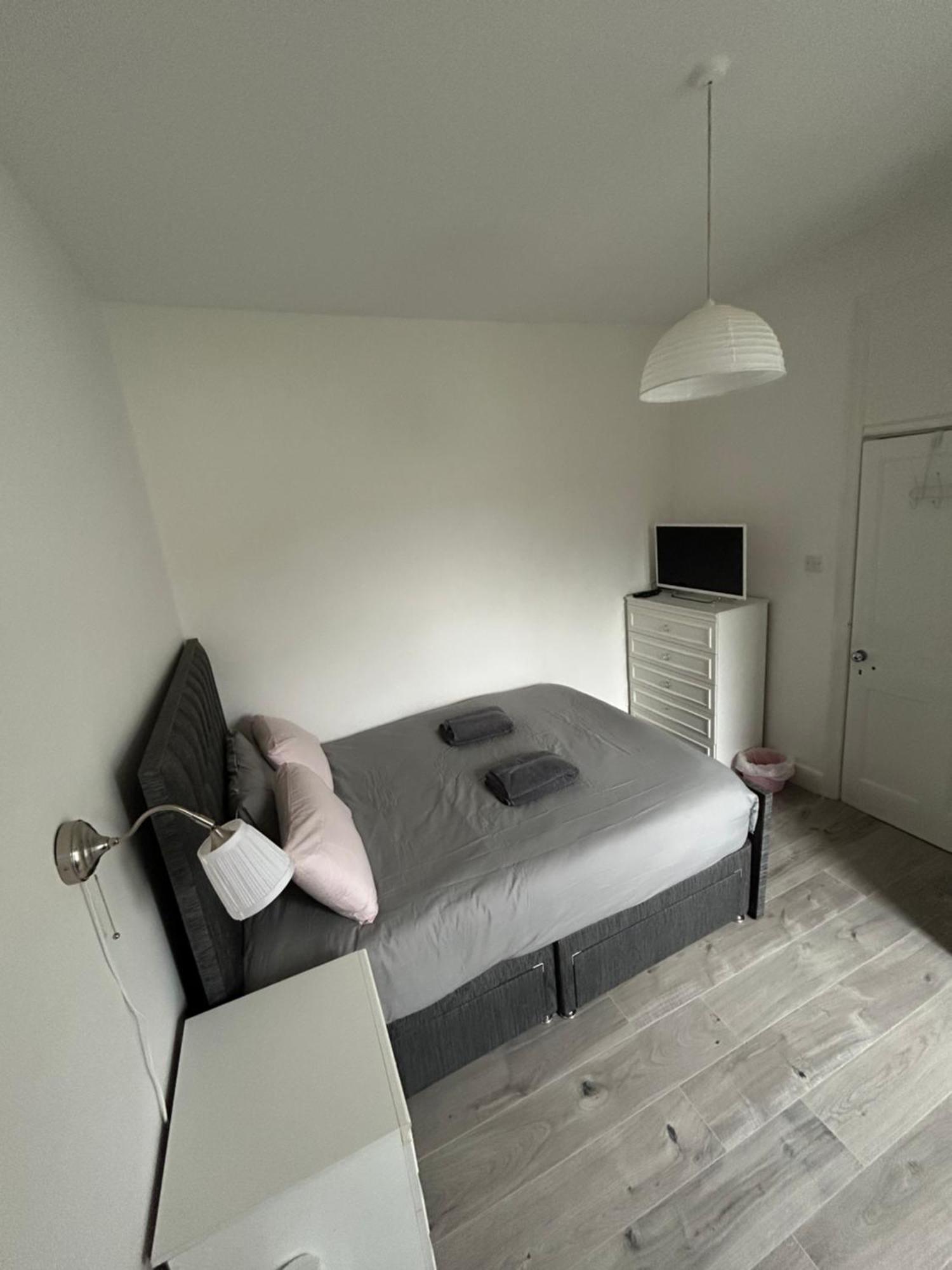Bright Bedroom With King Side Bed And Shared Bathroom, Just A 15 Minute Walk From Haymarket Station Apartment *