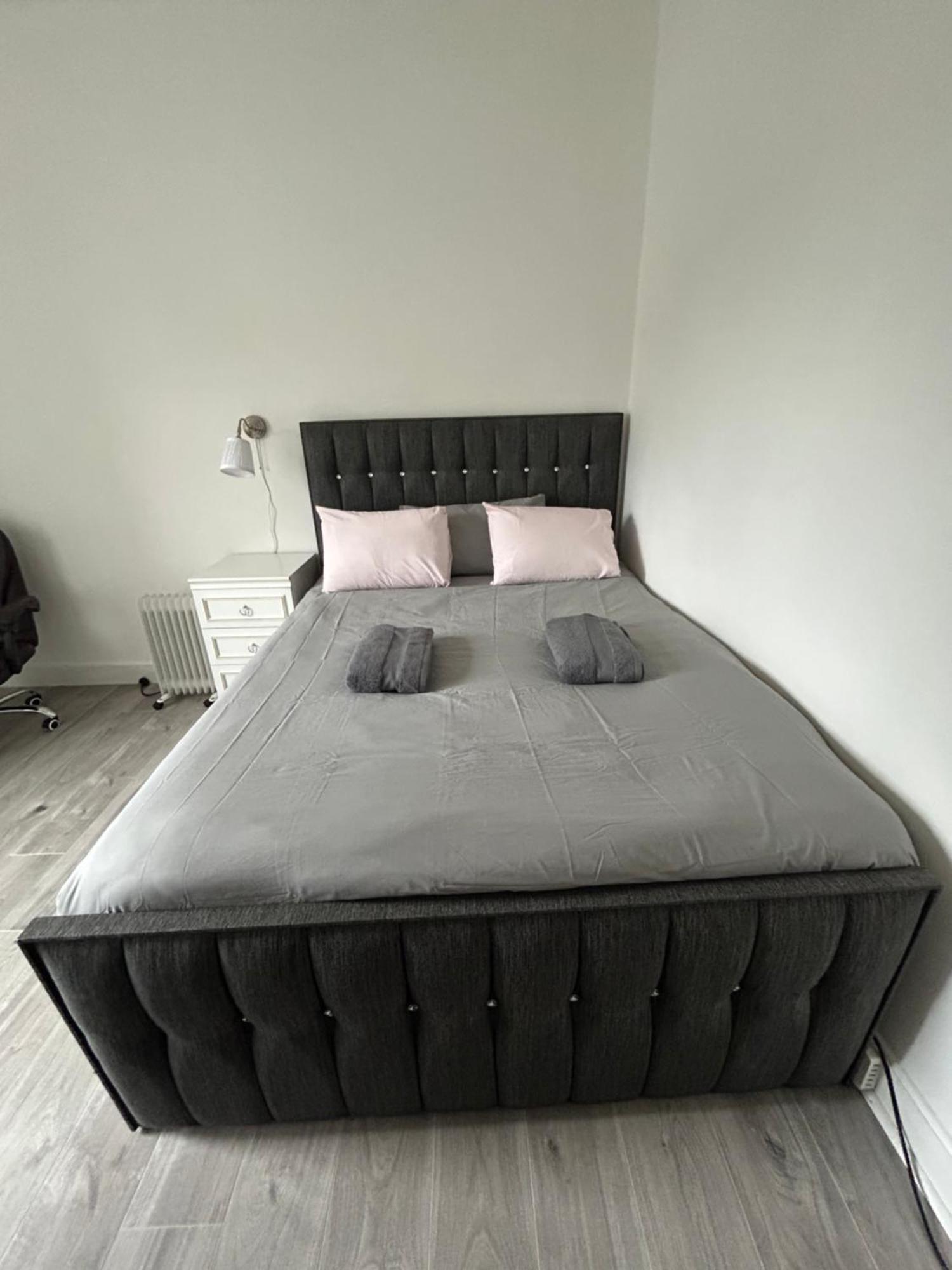 Apartment Bright Bedroom With King Side Bed And Shared Bathroom, Just A 15 Minute Walk From Haymarket Station *